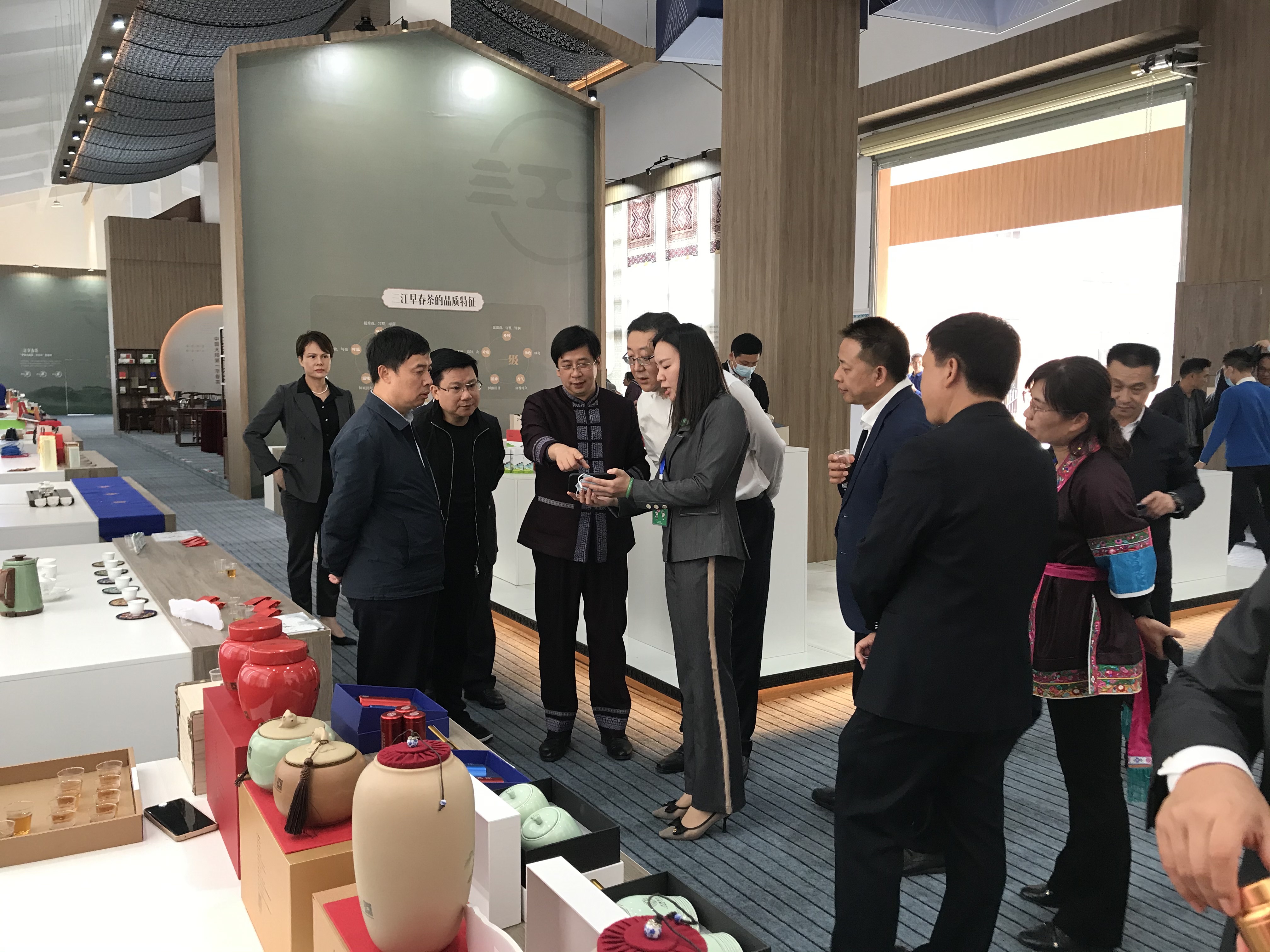 图4:与会嘉宾在三江生态产业园区走访参展茶企.jpg
